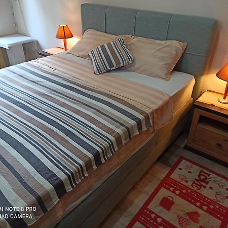 Studio Apartman Lea Pula Exterior foto